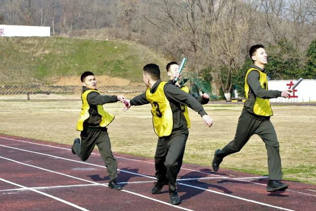 关于争夺冠军的较量,双方在拼搏中超越极限的信息