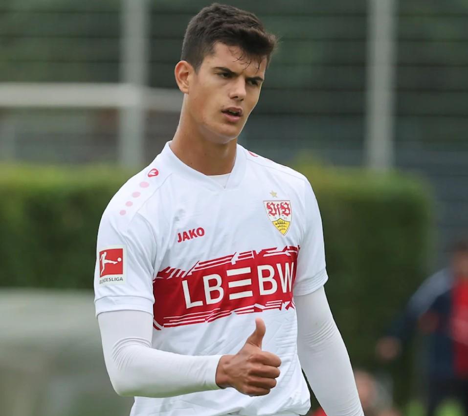 斯图加特主场胜出,继续保持领先 斯图加特主场胜出,继续保持领先