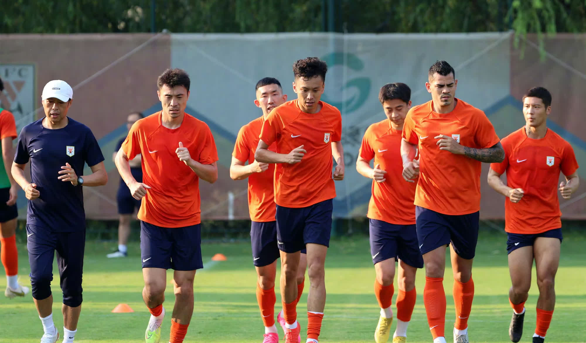 关于主教练开创新战术,球队备战备受期待的信息