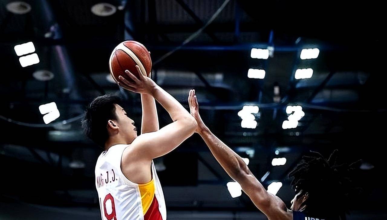 球员们展现了出色的状态，篮球比赛惊艳世界！