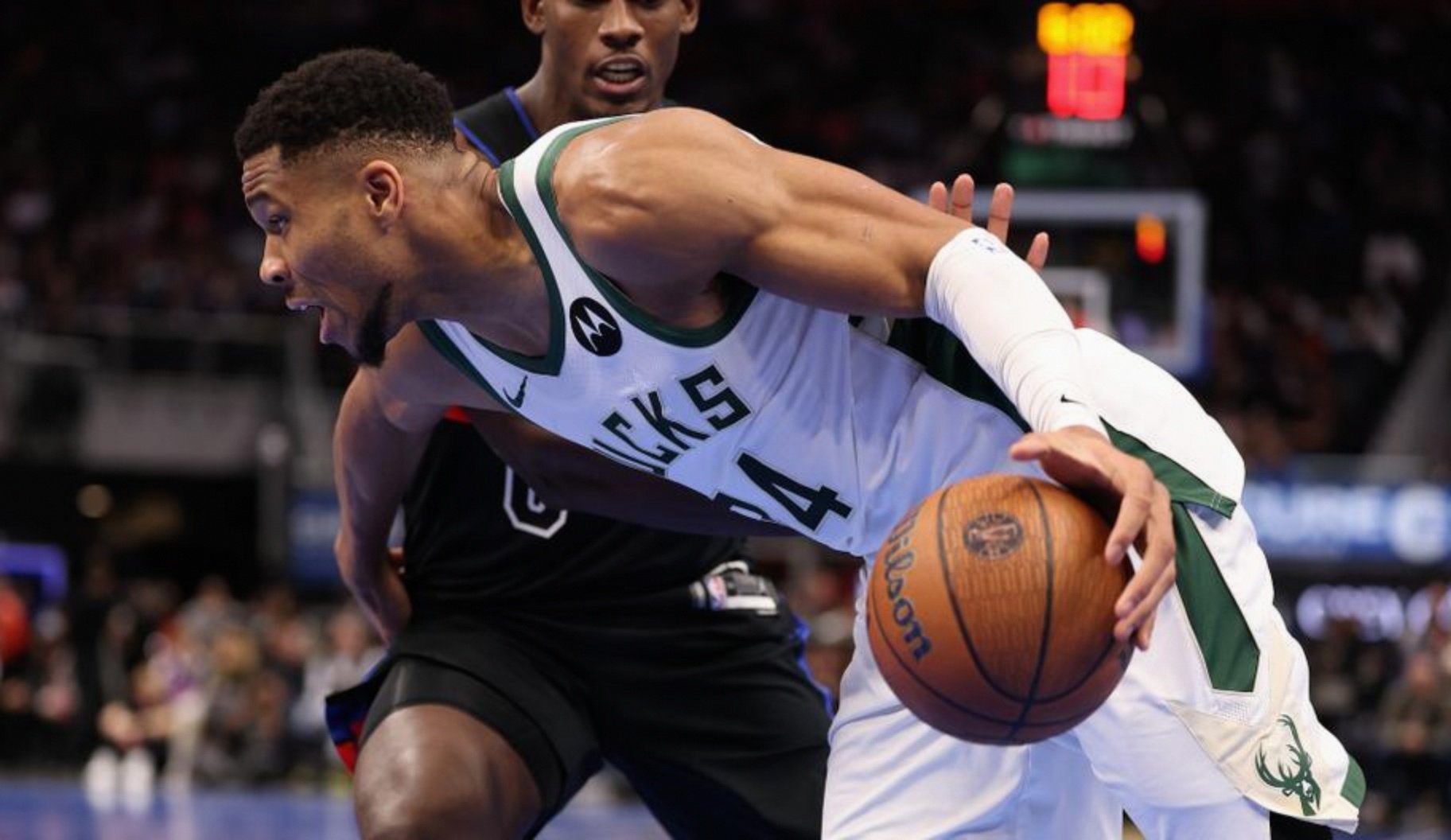 雄鹿队后卫再度闪耀球场,领军取胜 雄鹿队后卫再度闪耀球场,领军取胜