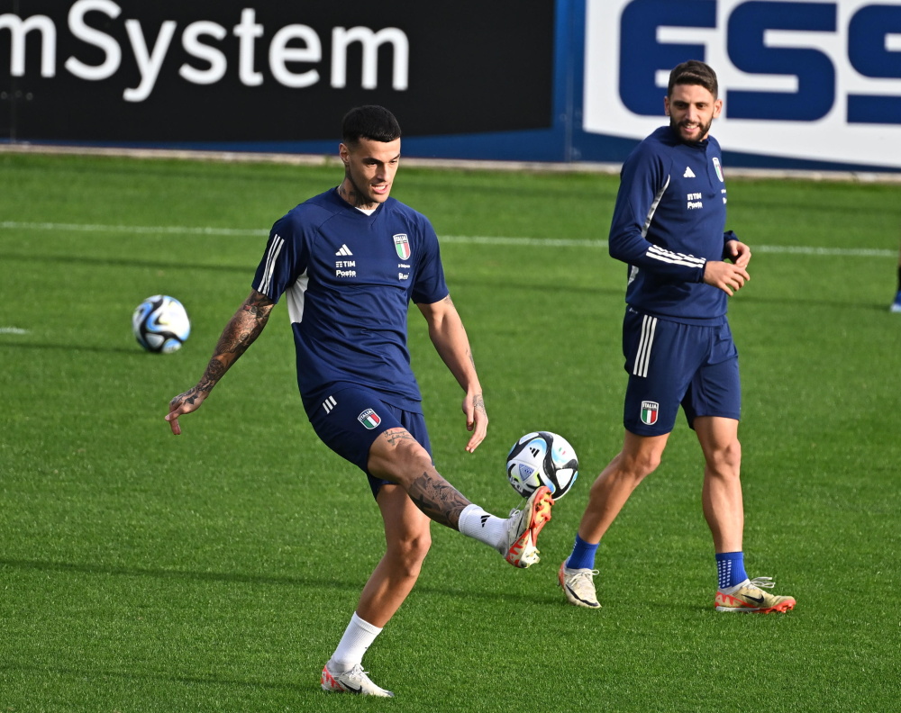 包含欧预赛:球队全员备战,技术训练密集,力求胜利的词条