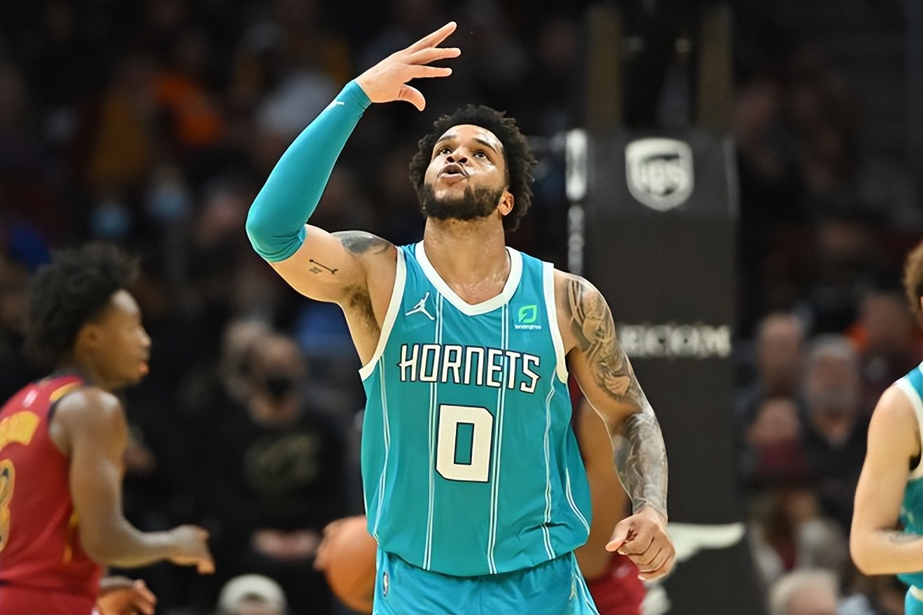 黄蜂交易策略引争议，球队成绩起伏不定的简单介绍