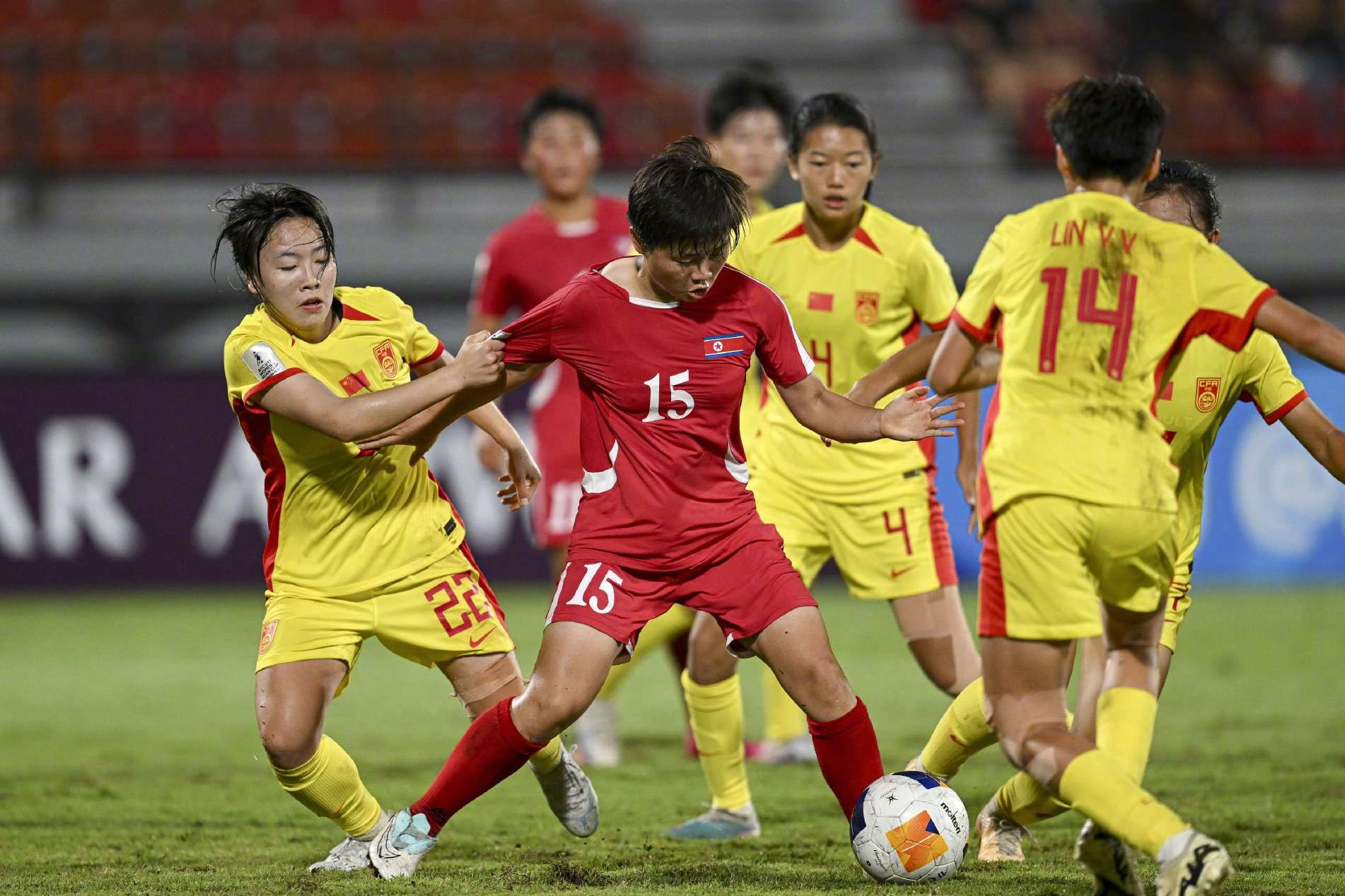 中国女足队员在国际角逐中表现抢眼