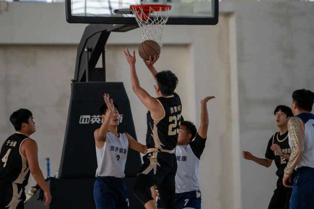 一项大型篮球比赛迎来了非凡的结果！