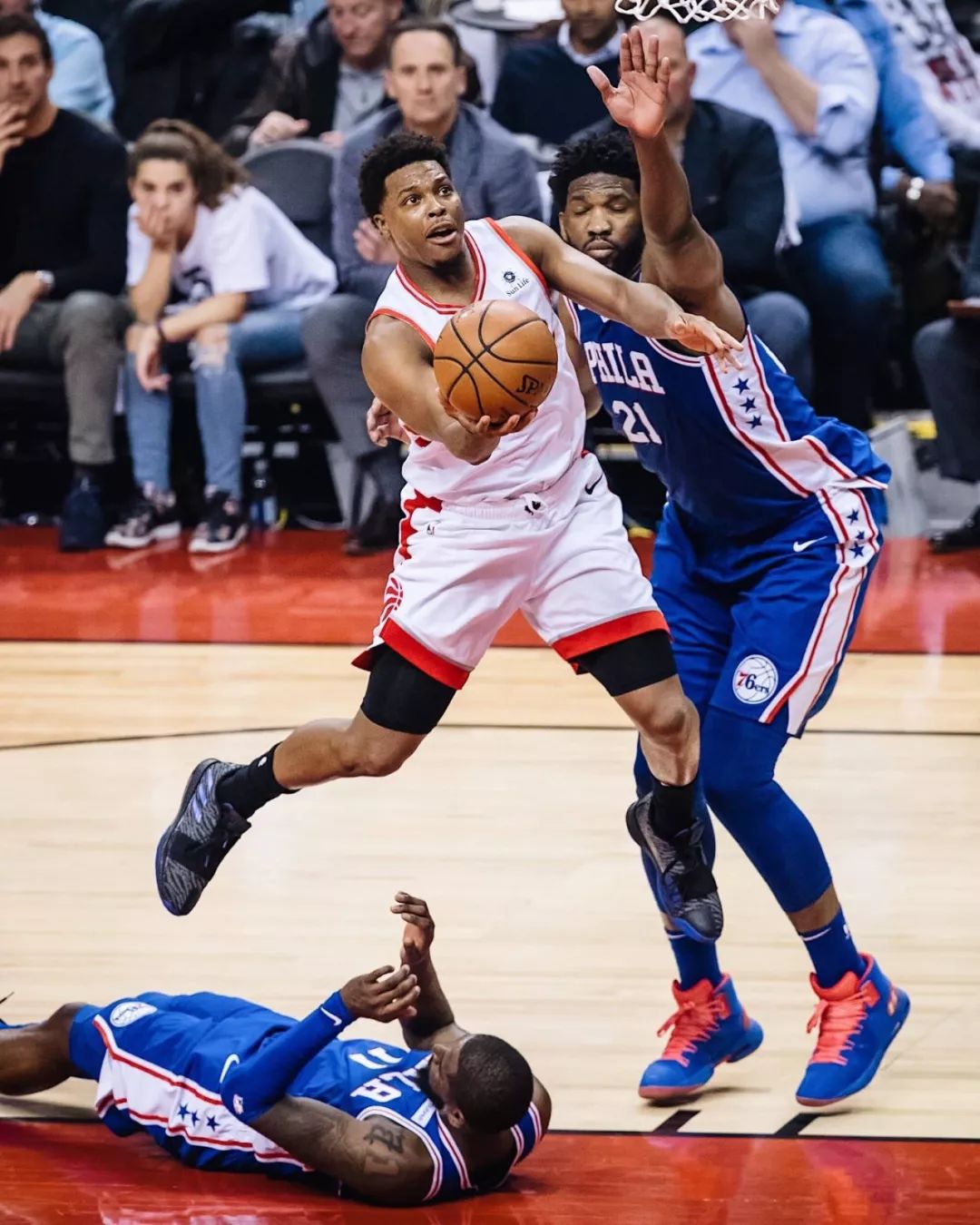 猛龙遭遇激烈对抗,全队联手突围 猛龙遭遇激烈对抗,全队联手突围