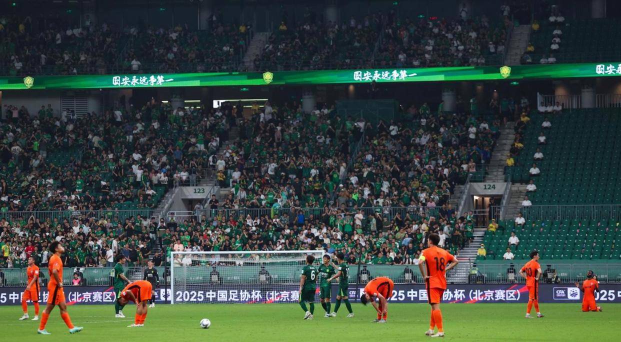 赛季末冠军争夺激烈,球迷球队竞技多 赛季末冠军争夺激烈,球迷球队竞技多