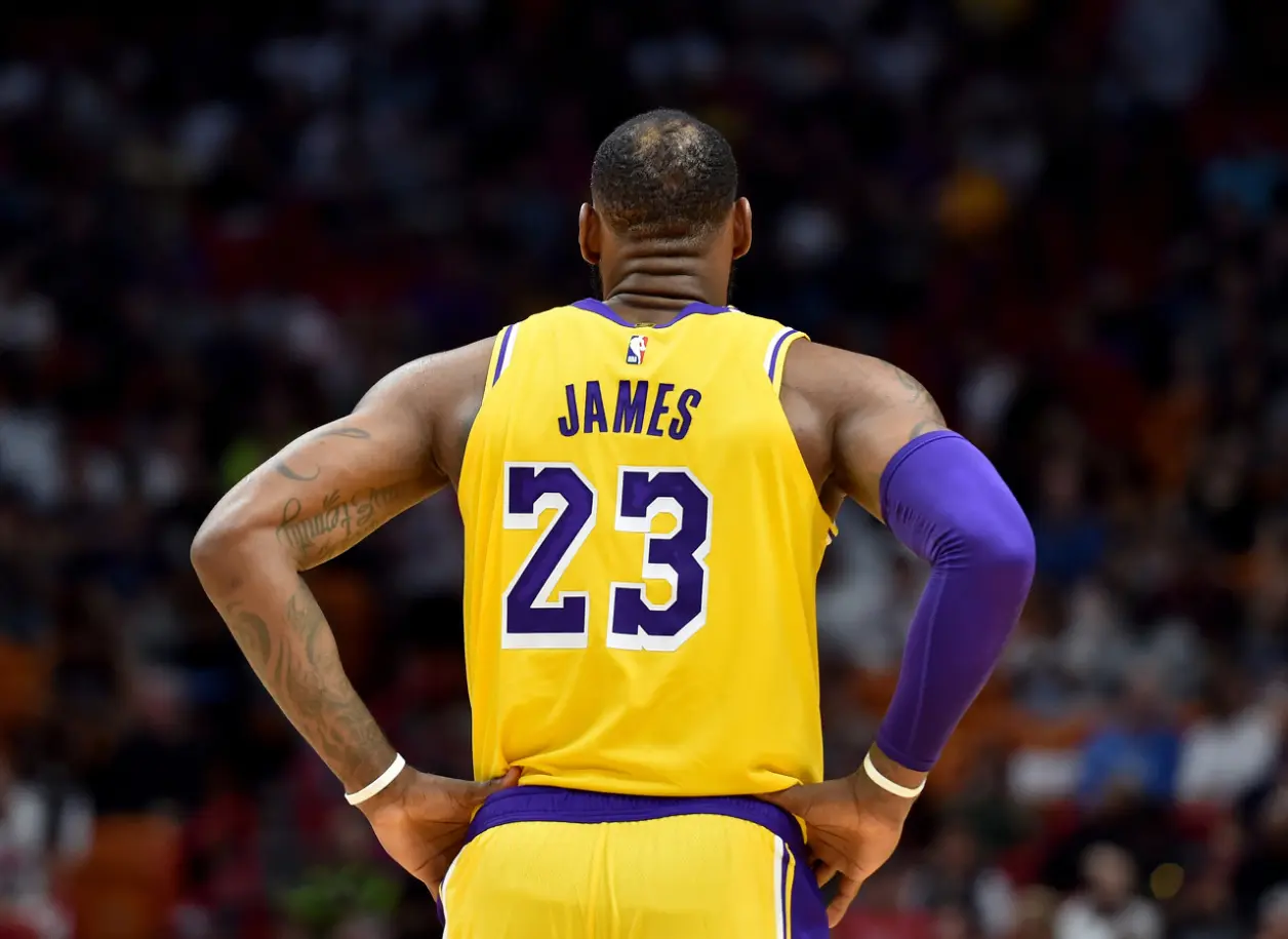 詹姆斯点名利拉德:他是联盟最强控卫之一的简单介绍