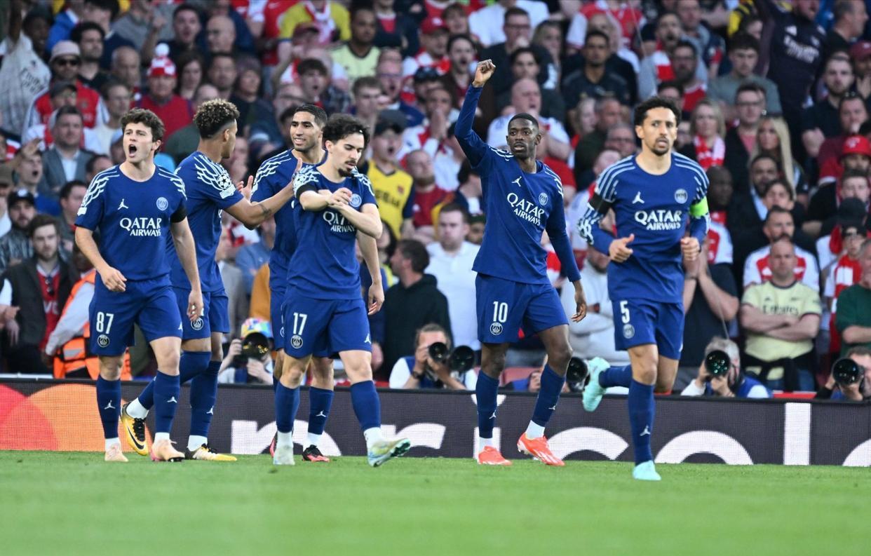 包含实力雄厚的球队在赛场上获得胜利的词条