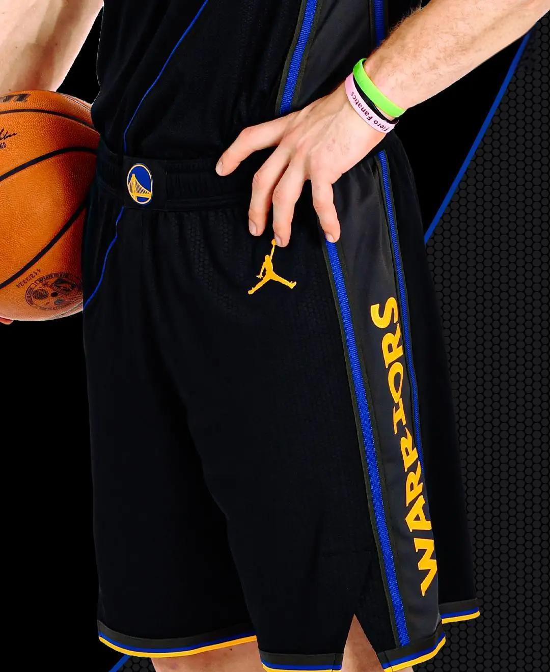 勇士队展示新赛季主场球衣,充满时尚设计感的简单介绍