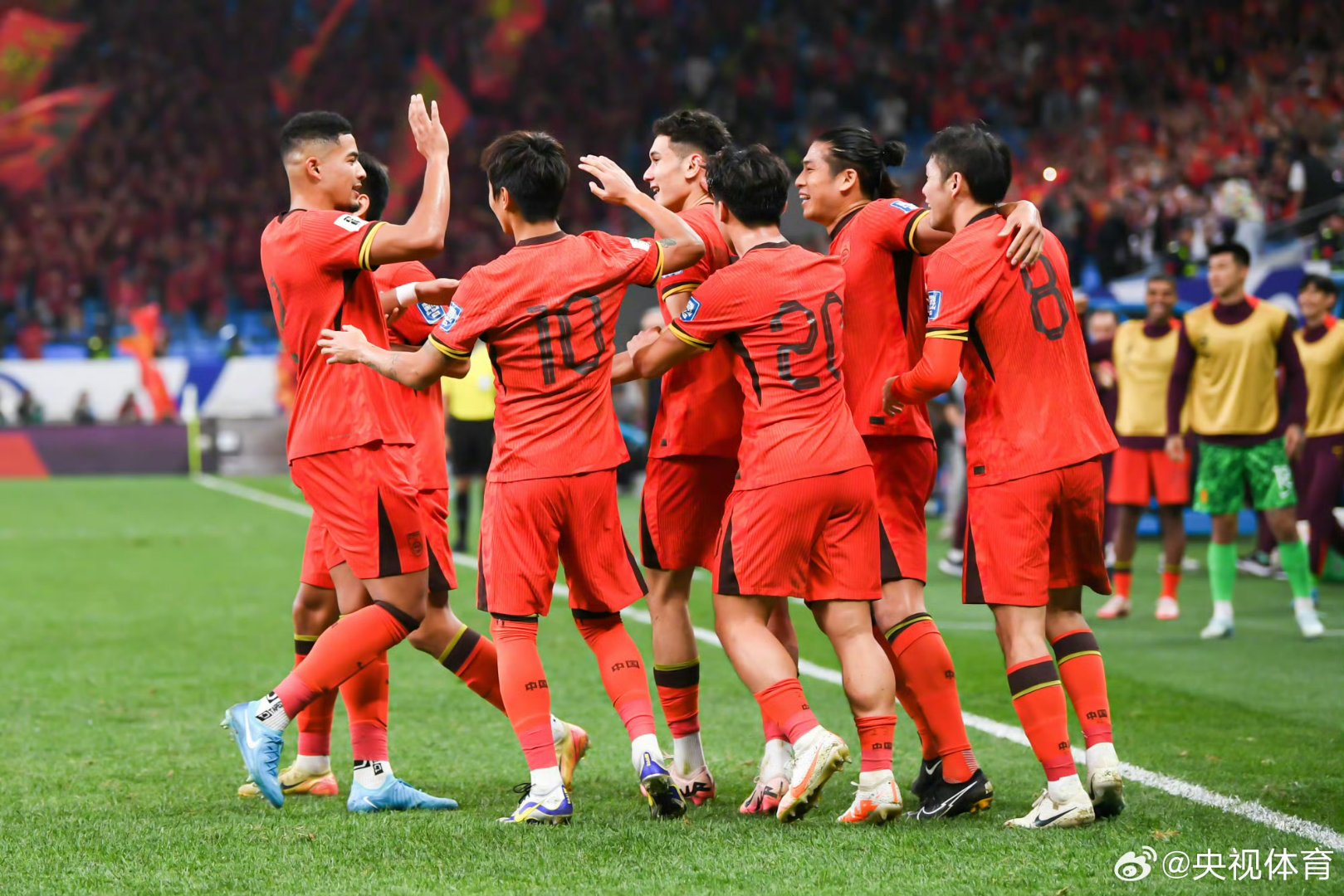 关于足球热战再起，球队实力激烈争斗的信息