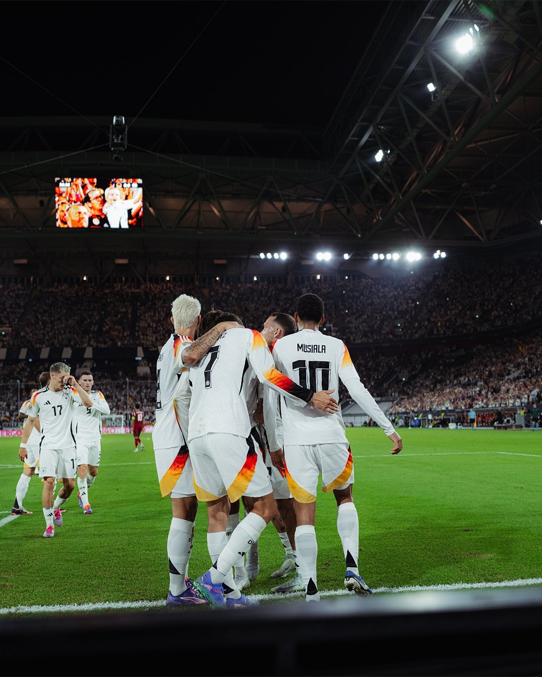 紧要比赛在即欧预赛，球队瞄准对手弱点，谋求突破的简单介绍