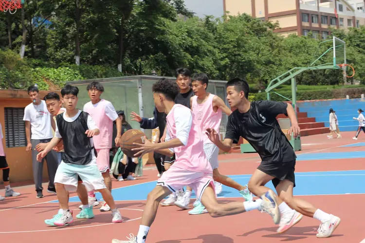 关于比赛节奏快速切换,双方你争我夺的信息 关于比赛节奏快速切换,双方你争我夺的信息