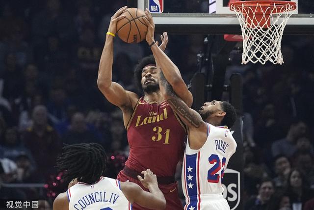 76人队在客场击败公牛队，实现反超