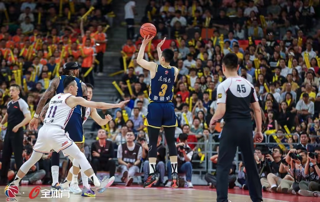 CBA季后赛中发生一起激烈较量
