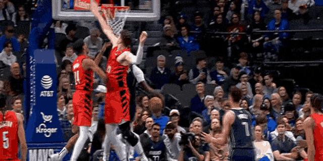 开拓者主场大胜独行侠,豪取连胜的简单介绍