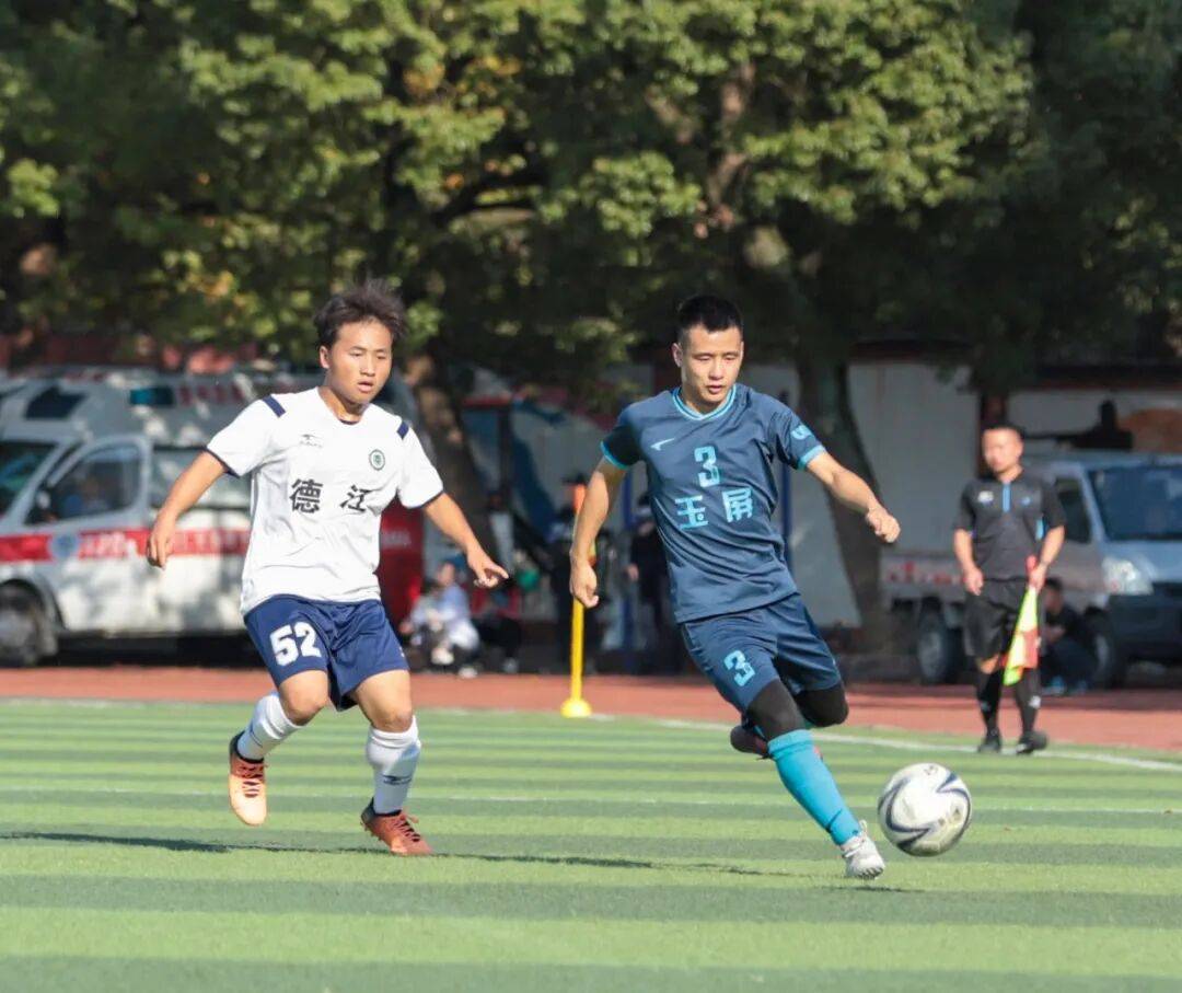 赢得比赛的球队体现出团结合作精神