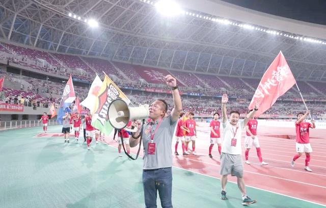 勇夺胜利的球队在赛场上表现非凡的简单介绍