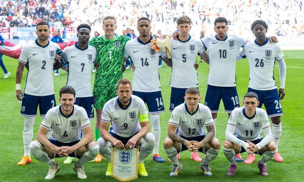 欧洲足坛变幻莫测，豪门球队争夺胜利