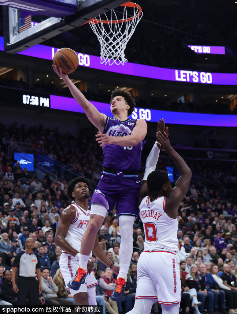 爵士队大比分击败灰熊队，取得胜利