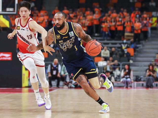 外援受伤退场,球队攻防失调难破局 外援受伤退场,球队攻防失调难破局