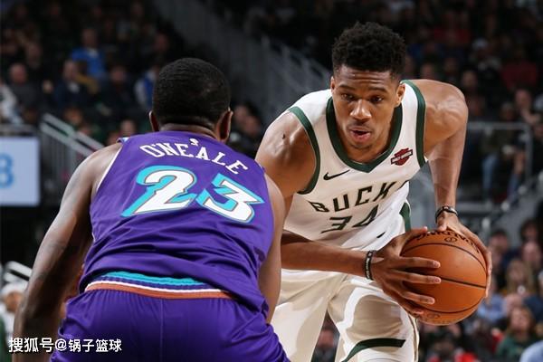 包含锡周四爆发进球成为荣耀爵士，实现队史里程碑的词条