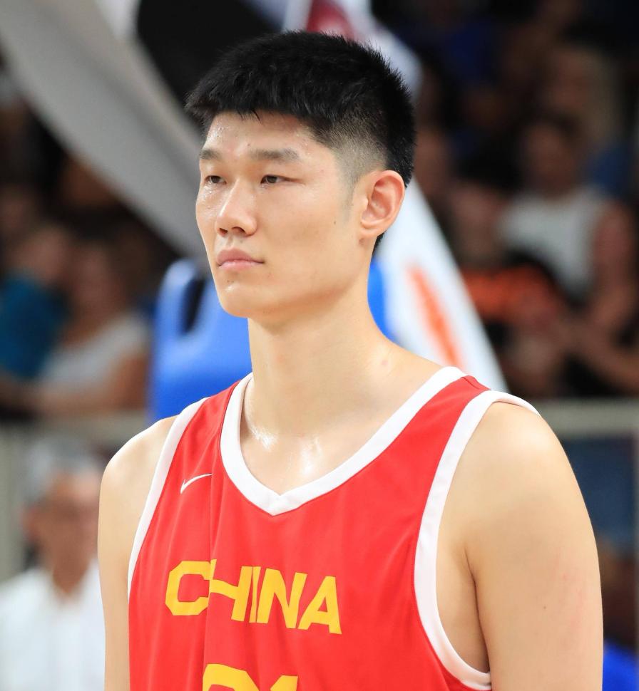 一位CBA球员在比赛中展现出色表现