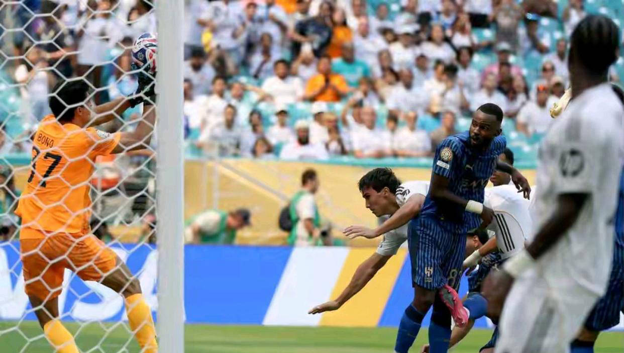 比赛中出现激烈逆转，球队庆祝惊险胜利