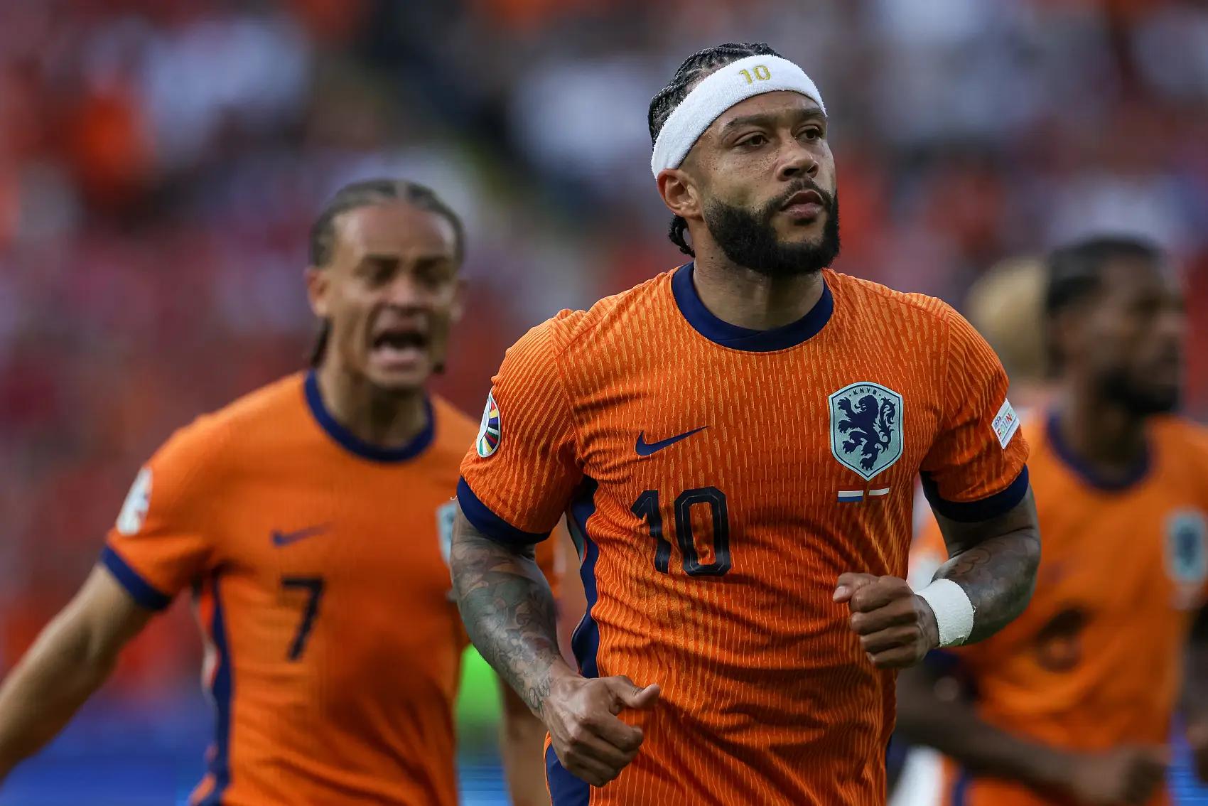 包含荷兰中场控球稳健，助球队跻身欧洲杯四强的词条